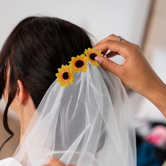 HappyWeddingArt Bachelorette Veil, Bridal Shower Veil, Sunflower Hen Party, Sunflower Bride to Be Party Veil