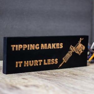 Cadeau tatoeëerder, teken tatoeëerder, decor tattoostudio, Get Inked muurkunst