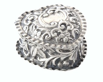 Viktorianische herzförmige Pillendose aus Silber – Chester 1896