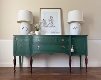 ¡VENDIDO! Aparador antiguo lacado en verde – 183 cm con herrajes de latón
