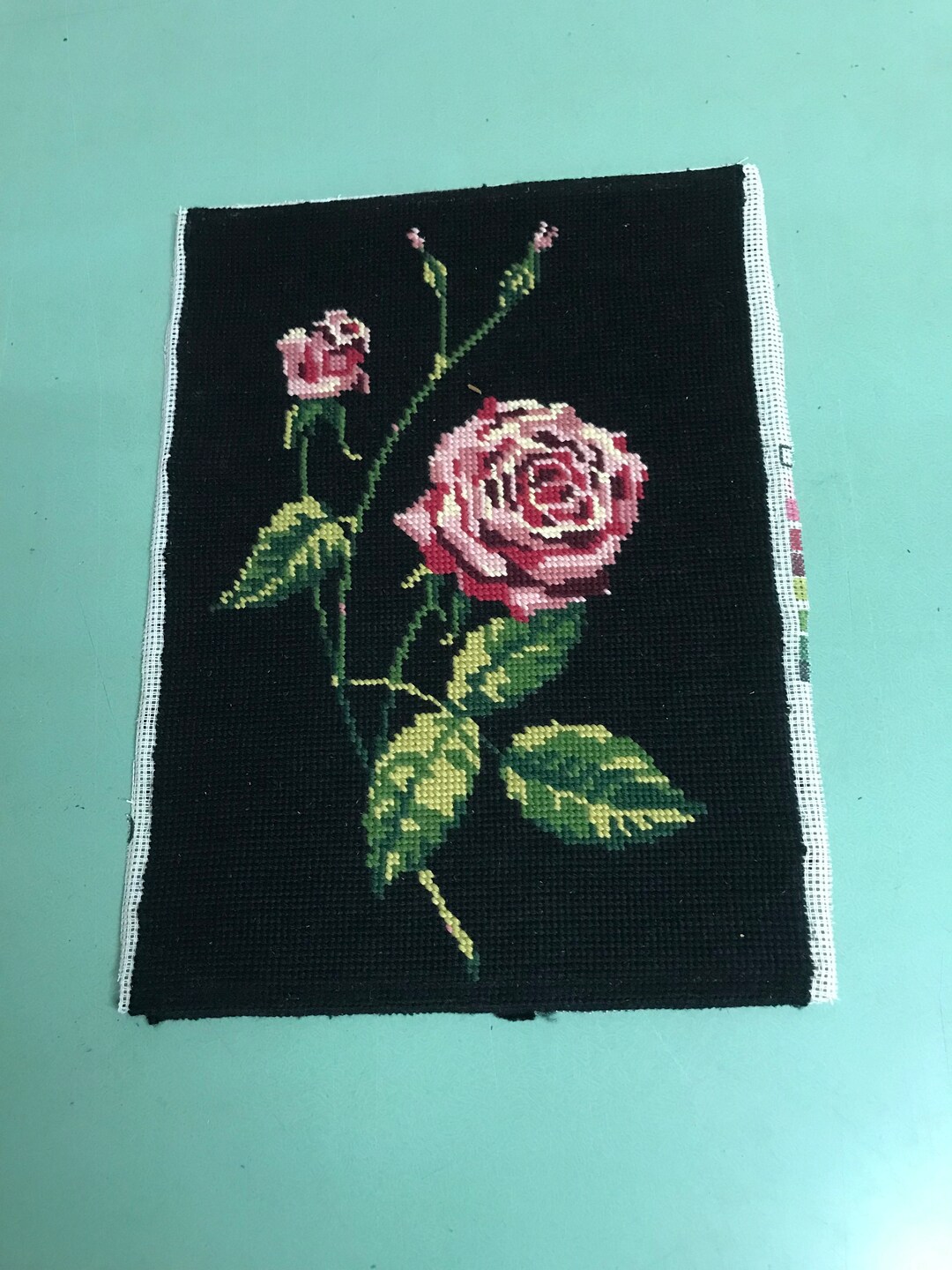 Toile à Broder Medieval Rose Vintage By Mindy - Peinte Main - Dimensions 7x8 Pouces