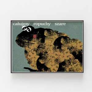 Peut inclure: Une affiche vintage avec un fond vert et un cadre noir. L'affiche présente une illustration de dessin animé d'un crapaud gris avec le texte "cahujmy ropuchy szare" en blanc.