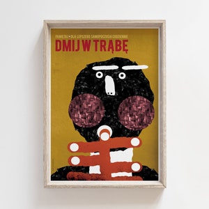 May include: A yellow poster with a black and red illustration of a person with a large nose and red cheeks. The text on the poster reads "PAMIETAJ - DLA LEPSZEGO SAMOPOCZUCIA CODZIENNIE DMJW TRABE".