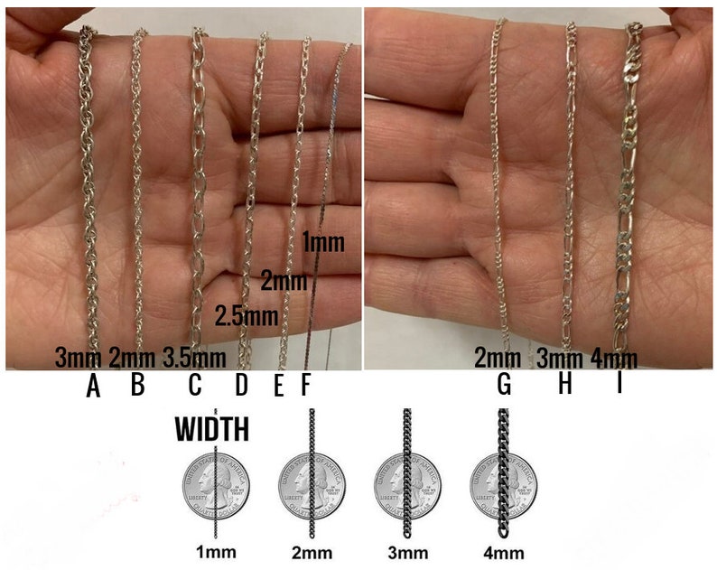 Może przedstawiać: Zbliżenie na dziewięć srebrnych łańcuszk&oacute;w o r&oacute;żnych szerokościach, od 1 mm do 4 mm. Łańcuszki są ułożone na dłoni i obok amerykańskiej ćwiartki dolara dla por&oacute;wnania rozmiar&oacute;w. Łańcuszki są oznaczone szerokością w milimetrach.