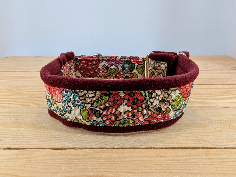 K&ouml;nnte beinhalten: Ein Hundehalsband mit floralem Muster in Maroon mit Fleece-Futter.