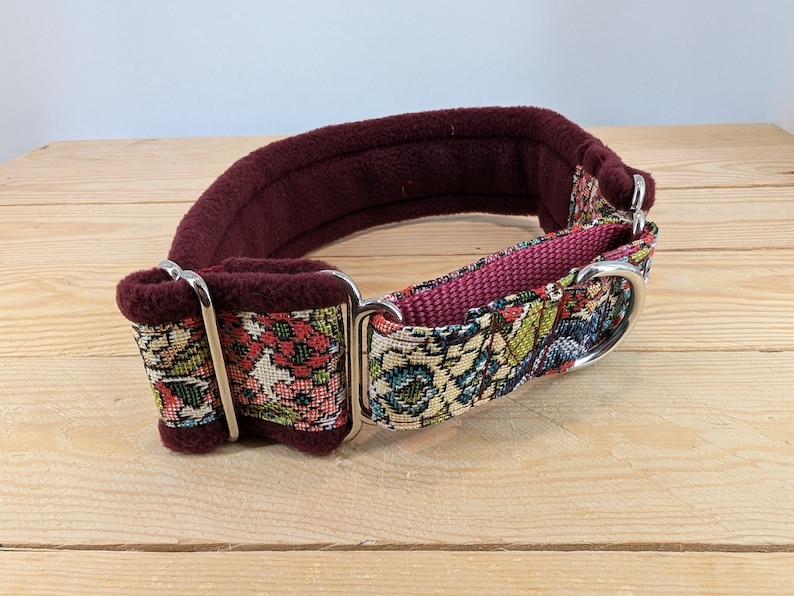 K&ouml;nnte beinhalten: Ein burgunderfarbenes Hundehalsband mit floralem Muster, gepolstertem Fleecefutter und silbernen Beschl&auml;gen.