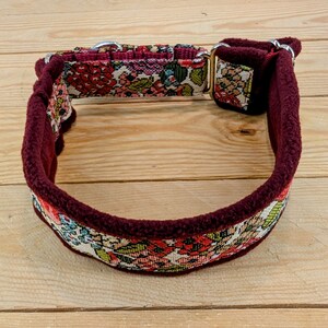 K&ouml;nnte beinhalten: Ein braunes Hundehalsband mit Blumenmuster und Fleece-Futter.
