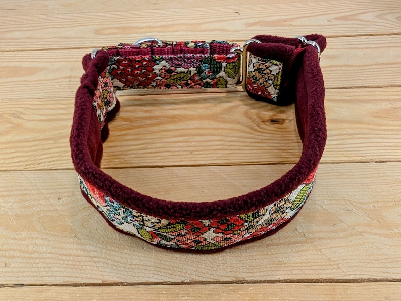 K&ouml;nnte beinhalten: Ein braunes Hundehalsband mit Blumenmuster und Fleece-Futter.