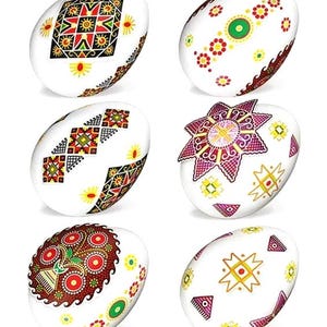 Könnte beinhalten: Sechs weiße, verzierte Ostereier mit aufwendigen Designs. Jedes Ei zeigt ein einzigartiges Muster in leuchtenden Farben wie Rot, Gelb, Grün und Schwarz. Die Designs umfassen geometrische Formen, florale Motive und Sternmuster, die ein traditionelles Osterthema zeigen.