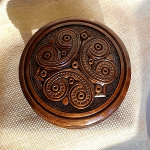 1pc. Jewelry box Round carved wooden box Wood Carved Box Necklace Jewelry Gift Box Wedding gifts 4&quot; souvenir Dark walnut Шкатулка