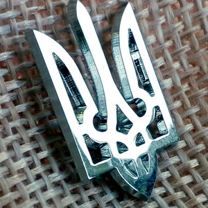 Ukrainische Anstecknadel Tryzub Dreizack Metall Silber, Gold Ukrainisches Wappen Dreizack Tryzub Ukraine Geschenk (2,1cm) 0,8&quot;