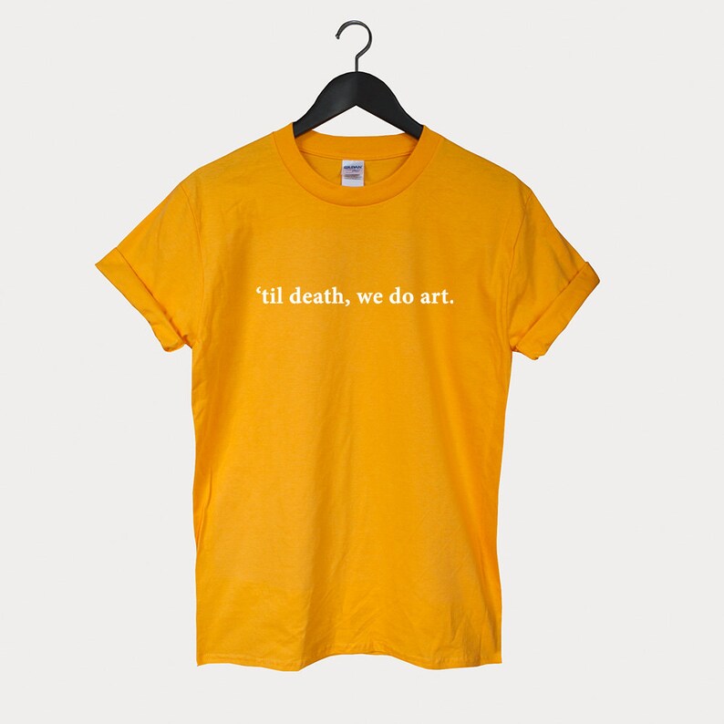 Peut inclure: Un t-shirt jaune avec le texte "'til death, we do art." imprim&eacute; en blanc sur le devant.