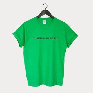 Peut inclure: Un t-shirt vert avec le texte "'til death, we do art." imprim&eacute; en noir.
