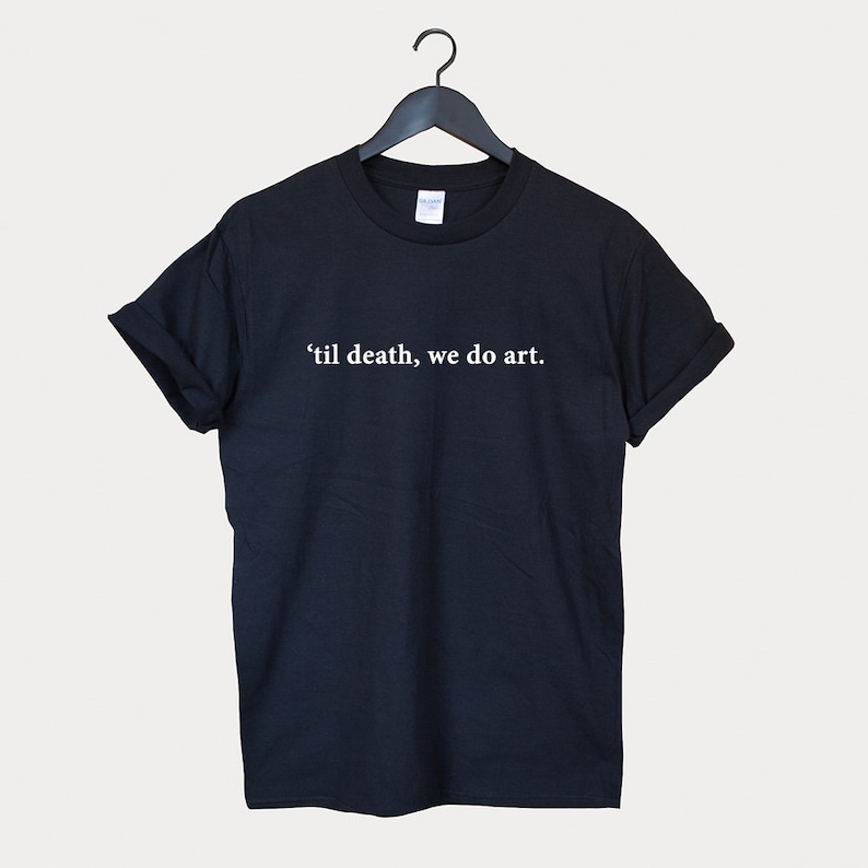 Peut inclure: T-shirt noir avec un texte blanc qui dit "'til death, we do art."