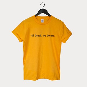 Peut inclure: Un t-shirt jaune avec le texte "'til death, we do art." imprim&eacute; sur le devant.