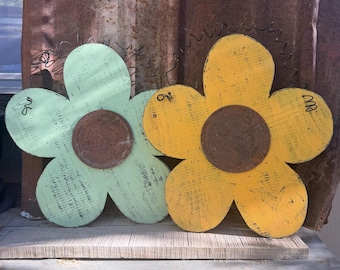 Rustic Wooden Flower Wall Decor, Upcycled Floral Sign with Rusty Metal Center, Farmhouse Garden Wall Art, Country Home Decoration