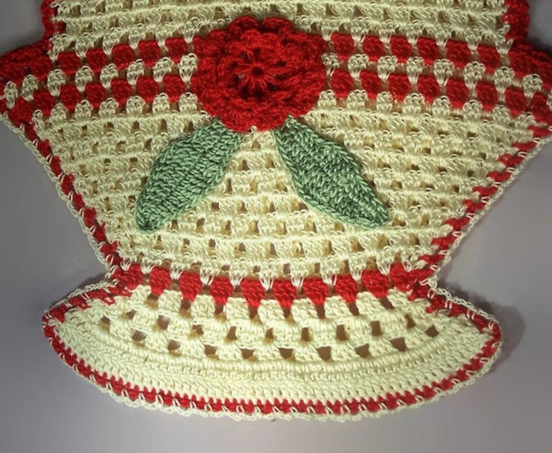 8 12x11 FREE SHIPPING Vintage Style Textured Red Rose Motif on Cream Color Open Basket Design Potholder