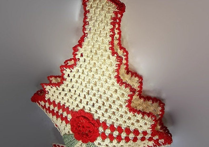 8 12x11 FREE SHIPPING Vintage Style Textured Red Rose Motif on Cream Color Open Basket Design Potholder