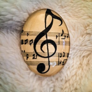 VINTAGE MUSICAL NOTE Handmade Glass Oval Cabochon