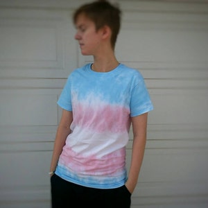 Trans Pride Flagge Unisex Tie Dye T-Shirt Anpassbares Muster Erhältlich in den Größen S-6XL für Erwachsene Stripes