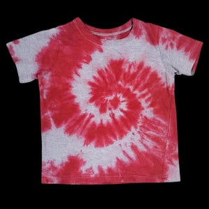 Jugend 6/7 kleine Tie Dye Rot und Grau Spiral Design Unisex Shirt | Ein süßes Accessoire für den Frühling und Sommer