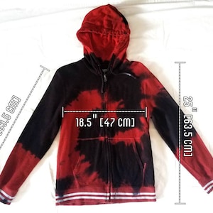 Puede incluir: Sudadera con capucha de color rojo y negro tie-dye con rayas blancas en las mangas. La sudadera mide 63,5 cm de largo y 47 cm de ancho.