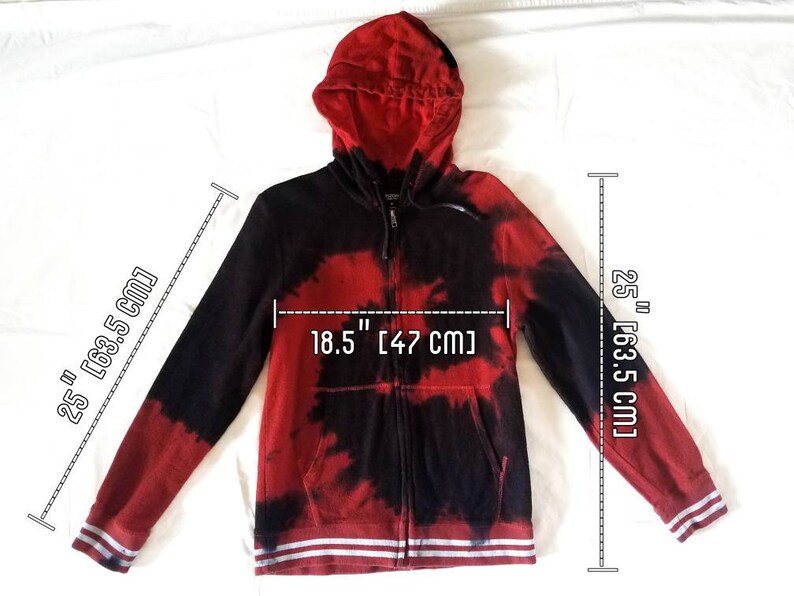 Puede incluir: Sudadera con capucha de color rojo y negro tie-dye con rayas blancas en las mangas. La sudadera mide 63,5 cm de largo y 47 cm de ancho.