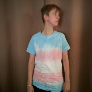 Trans Pride Flagge Unisex Tie Dye T-Shirt Anpassbares Muster Erhältlich in den Größen S-6XL für Erwachsene Bild 3