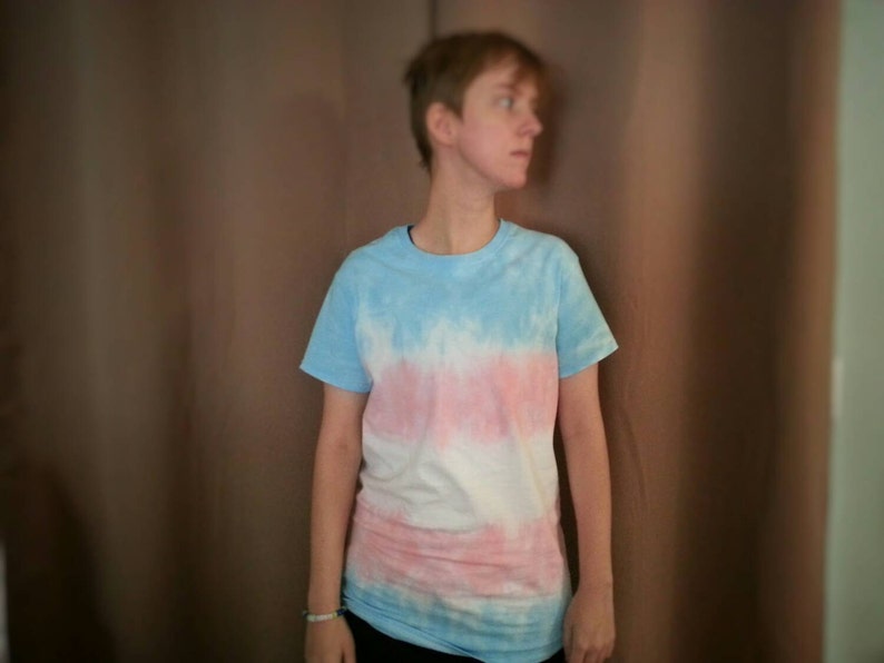 Trans Pride Flagge Unisex Tie Dye T-Shirt Anpassbares Muster Erhältlich in den Größen S-6XL für Erwachsene Bild 3