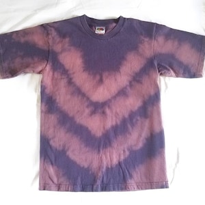 Op de afbeelding: Een paars en roze tie-dye T-shirt met een V-vormig patroon.