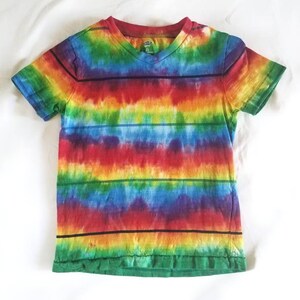Jugend kleine 6-7 Unisex Tie Dye Regenbogen Streifen V Hals T Shirt | Mädchen Jungen Geschenk lässighandgemachte Baumwolle handgefärbt Hippie Boho Festival