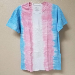 Trans Pride Flagge Unisex Tie Dye T-Shirt Anpassbares Muster Erhältlich in den Größen S-6XL für Erwachsene Vertical Stripes
