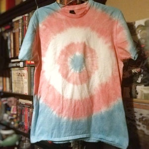 Trans Pride Flagge Unisex Tie Dye T-Shirt Anpassbares Muster Erhältlich in den Größen S-6XL für Erwachsene Bullseye