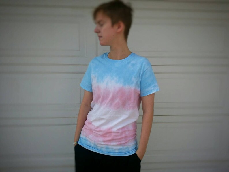 Trans Pride Flagge Unisex Tie Dye T-Shirt Anpassbares Muster Erhältlich in den Größen S-6XL für Erwachsene Stripes