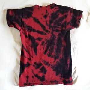 K&ouml;nnte beinhalten: Rot-schwarzes Batik-T-Shirt. Das Shirt hat ein wirbelndes Muster aus roter und schwarzer Farbe.