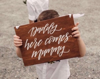 WOODEN DADDY Here Comes Mummy | Ring Bearer Flower Girl Page Boy Sign | Wooden Wedding Bridal Party Sign | Rustic Boho Country Decor