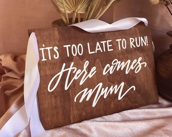 WOODEN IT'S TOO Late Too Run, Here Comes Mum Wedding Sign | Ring Bearer Flower Girl Page Boy Ceremony Sign | Willow and ink