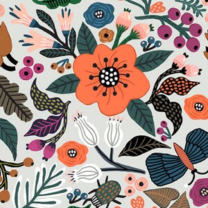 Pode incluir: Um padrão floral colorido com uma grande flor laranja, flores brancas, folhas verdes e uma borboleta azul. O fundo é cinza claro.