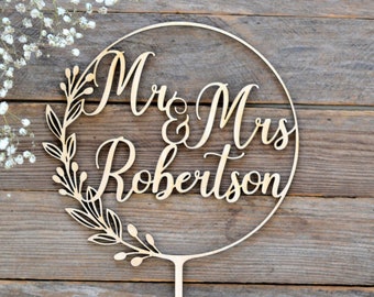 Taarttoppers voor bruiloft | Houten krans met bladeren en bessen | Gepersonaliseerde naam taarttopper | Bloemen bruiloft decor | dhr en mevr