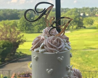 Adorno para tarta con iniciales de boda / Decoración dorada efecto espejo para tartas / Monograma personalizado / Adorno para tarta con nombre personalizado / Decoración para tarta con dije