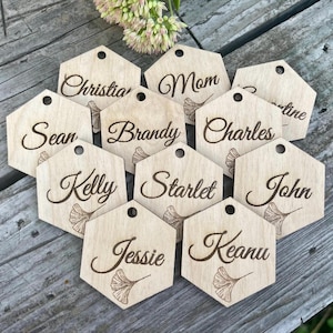 Plaatsnamen houten tafel voor bruiloft | Zeshoekig naamplaatje | Gepersonaliseerde plaatskaarten bruiloft | Couvert voor feest