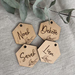 Cartes de noms de lieux de table en bois pour mariage | Médaillon gravé hexagonal | Marque-places personnalisés pour mariage | Couvert pour la fête