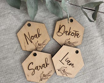 Tarjetas de madera con nombres de mesa para bodas / Etiquetas con nombre grabadas en hexágono / Tarjetas de lugar personalizadas para bodas / Configuración de lugar para fiestas