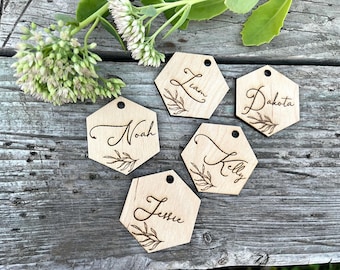 Tarjetas de madera con nombres de mesa para bodas / Etiquetas de nombre hexagonales / Tarjetas de lugar personalizadas para bodas / Configuración de lugar para fiestas