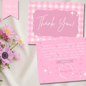 Cartão de agradecimento para impressão em estilo coquete. Design feminino, para uso profissional ou pessoal. Modelo editável de agradecimento. Personalize no Canva. Download instantâneo.