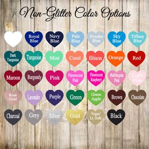 Op de afbeelding: Een kaart met hartvormige kleurstalen met de tekst "Non-Glitter Color Options". De kleuren omvatten wit, koninklijkblauw, marineblauw, lichtblauw, poederblauw, hemelsblauw, tiffanyblauw, donker turquoise, turquoise, mint, koraal, hibiscus, oranje, rood, donkerrood, bordeauxrood, roze, fluorescerend roze, fluorescerend framboos, roze kauwgom, lichtroze, roosgoud, lavendel, paars, groen, groene appel, bruin, chocolade, antraciet, grijs, zilver, goud, Vegas/Lt. Gold, en zwart.