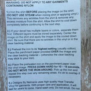 Op de afbeelding: Een wit vel papier met zwarte tekst met instructies voor het aanbrengen van hittetransferfolie op een shirt. De tekst bevat waarschuwingen over het gebruik van stoom en het aanbrengen op nylon kleding. De tekst bevat ook instructies voor het aanbrengen van de folie, inclusief het hard drukken voor 10-15 seconden.