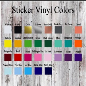 Op de afbeelding: Een kaart met sticker-vinylkleuren, die een verscheidenheid aan kleuren in vierkanten laat zien. De kleuren omvatten wit, zwart, goud, zilver, roosgoud, donkergrijs, lichtgrijs, koraal, geel, mosterd, groene appel, groen, donkergroen, mint, turquoise, oranje, bordeauxrood, rood, roze, bubblegumroze, lichtroze, lavendel, violet, paars, poederblauw, lichtblauw, ijsblauw, koninklijkblauw en marineblauw.