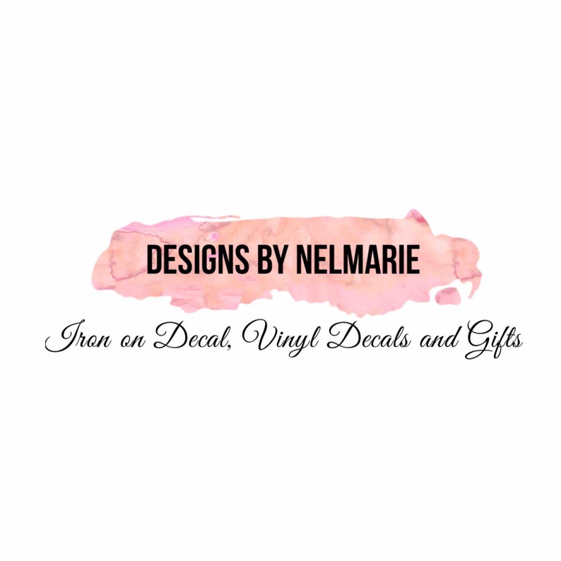 Op de afbeelding: Een roze aquarelontwerp met de tekst "DESIGNS BY NELMARIE" en de slogan "Iron on Decal, Vinyl Decals and Gifts".