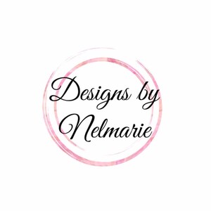 Op de afbeelding: Een roze aquarelcirkel met de tekst "Designs by Nelmarie" in zwart cursief schrift.